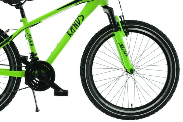 Grön mountainbike, framhjul och ram.