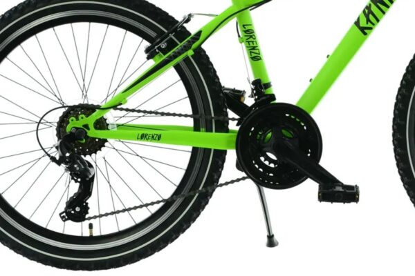 Grön cykel närbild bakhjul och kedjedrev