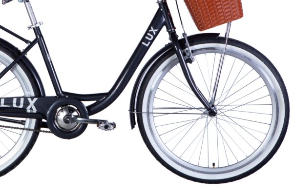 Elegant svart cykel med framkorg och vita däck.