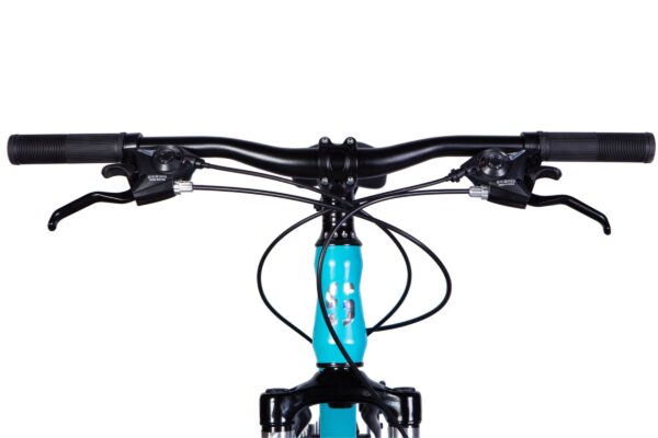 Närbild på cykelstyre med bromsvajrar.