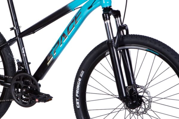 Svart och blå mountainbike med skivbromsar fram