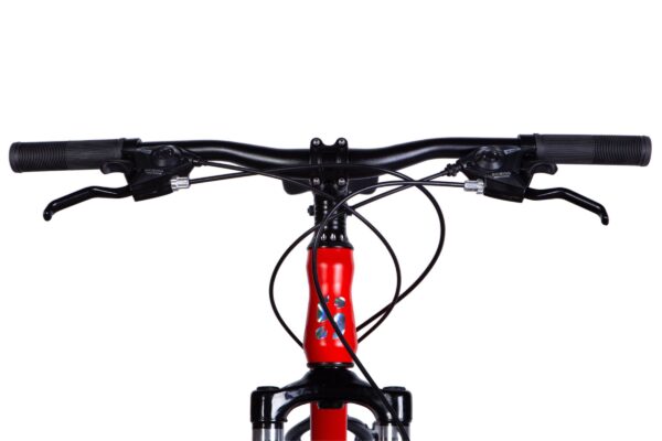 Cykelstyre med svart grepp och röda detaljer.
