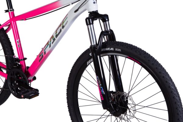 Rosa och vit mountainbike närbild på framgaffel