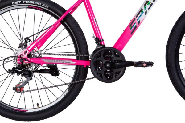 Rosa cykel i närbild med svarta däck och kedja.