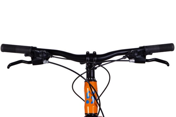 Styret på en orange cykel mot vit bakgrund.