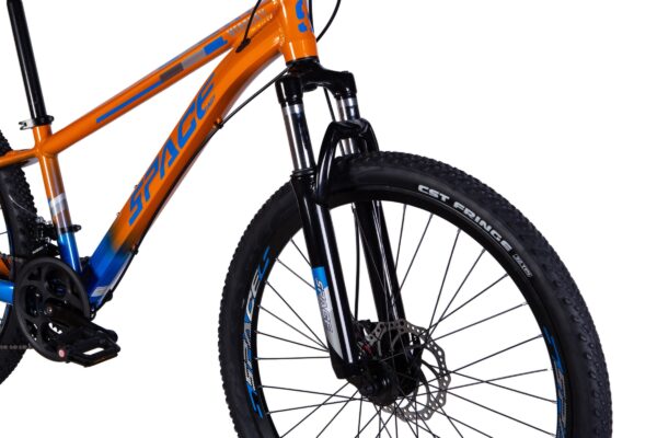 Mountainbike i orange och blå färger