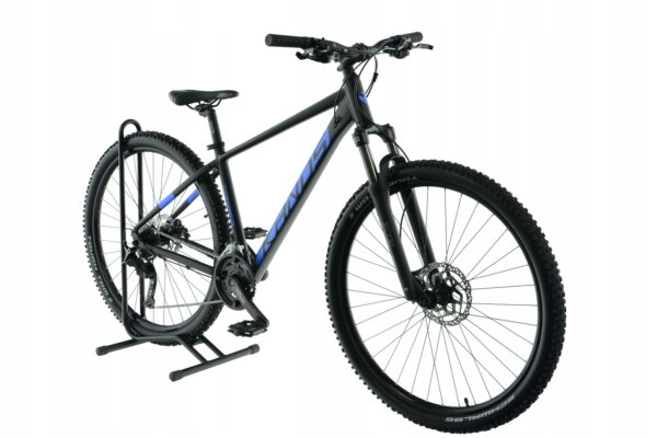 Svart mountainbike med blå detaljer på stativ.