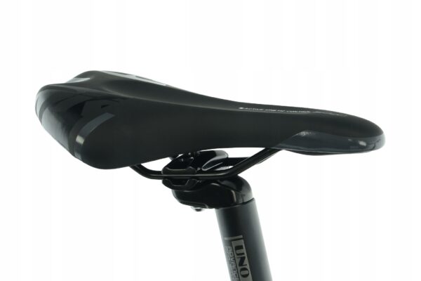 Svart cykelsadel med modernt utseende