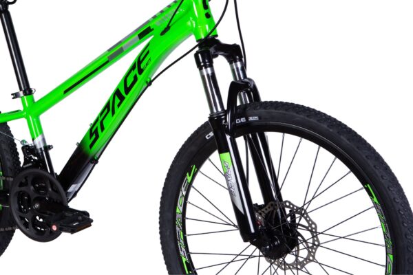 Grön mountainbike med dämpad framgaffel och skivbromsar