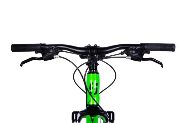 Styret på en grön mountainbike med bromsar.