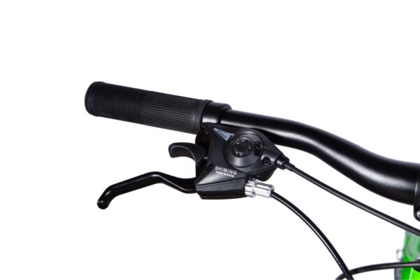 Närbild cykelstyre med växelspak och handtag