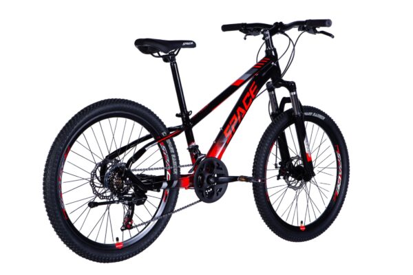 Svart och röd mountainbike på vit bakgrund.