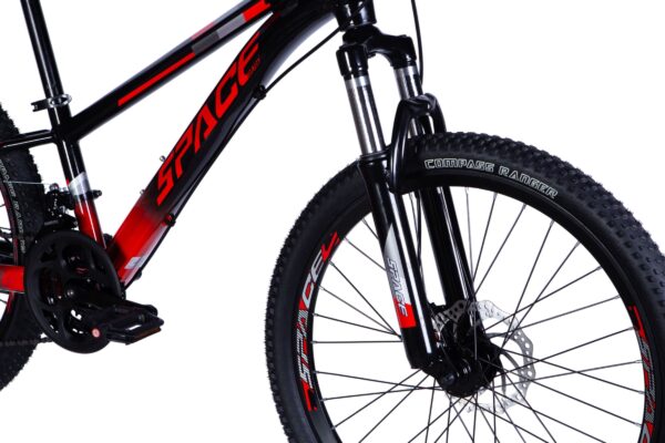 Röd och svart mountainbike, detalj av ram och gaffel.