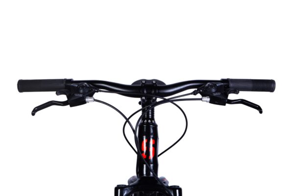 Cykelstyre med svarta handtag och bromsar framifrån.