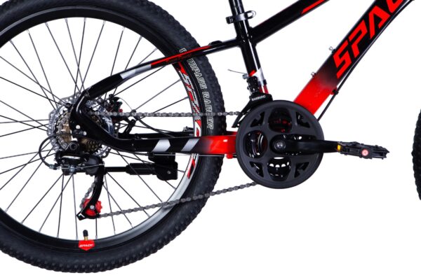 Närbild på mountainbike med kugghjul och kedja.