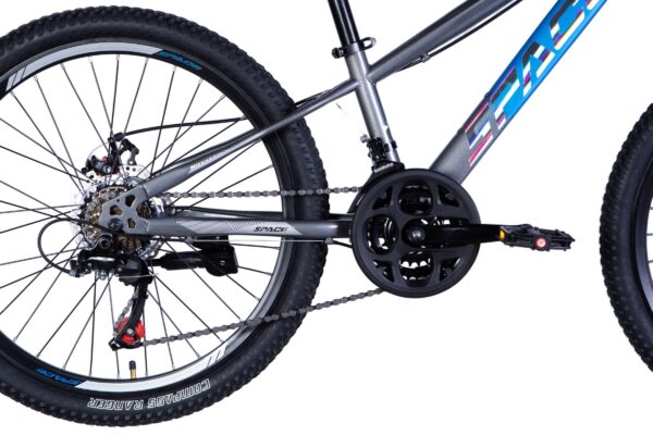 Mountainbike med robust metallram och skivbromsar.