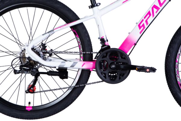 Rosa-vit mountainbike med kedjedrift och stora hjul.