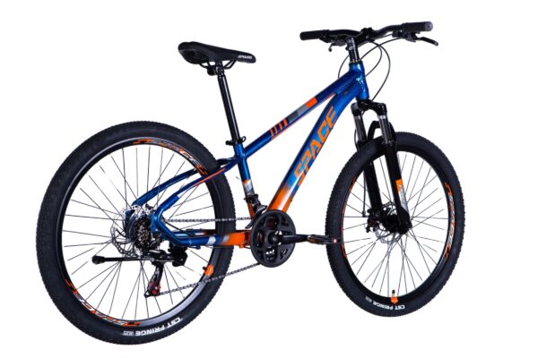 Mountainbike med blå och orange ram