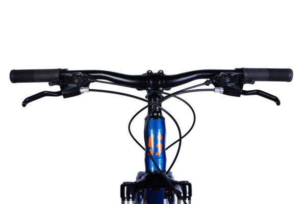 Cykelstyre med bromshandtag och kablar, närbild