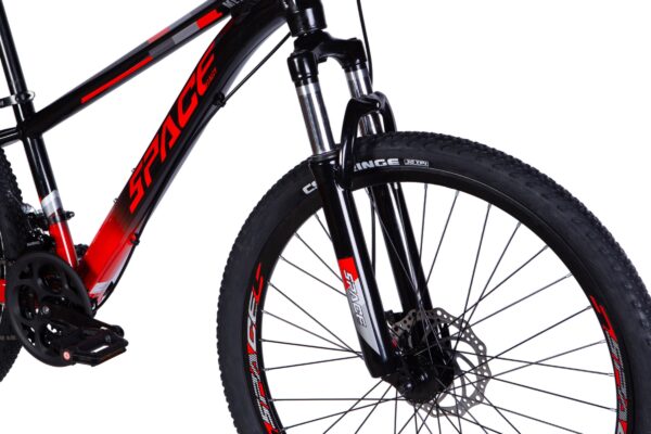 Svart och röd mountainbike med avancerad fjädring