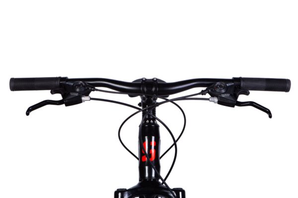 Cykelstyre med bromsar och växlar, närbild.