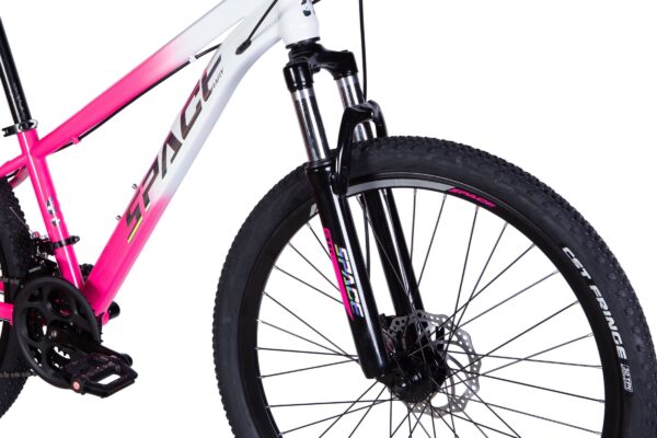 Mountainbike med rosa och vit ram, närbild hjul.