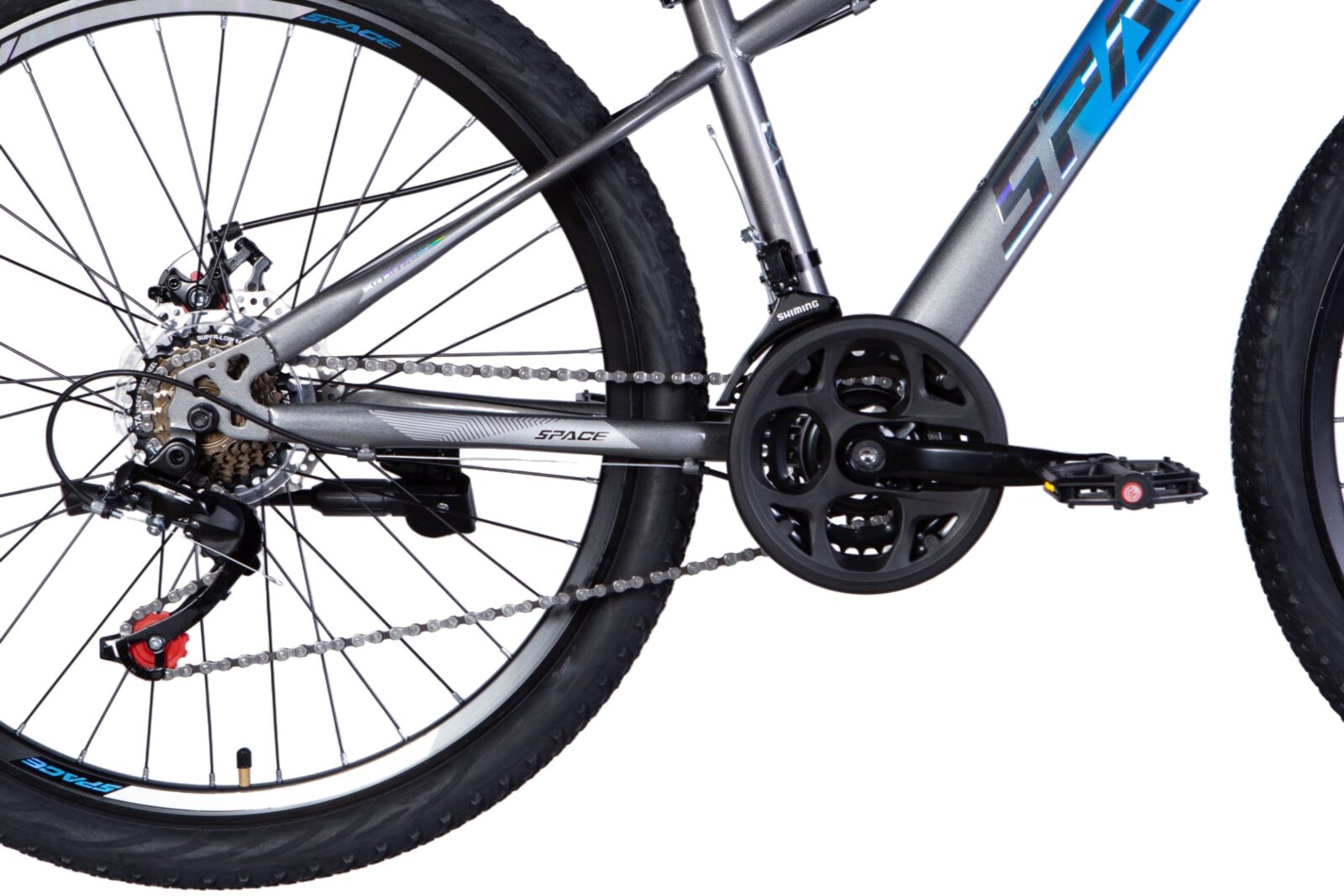 Detalj av en mountainbike med kedja och växel.