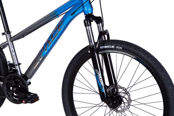 Blå mountainbike framgaffel och däck