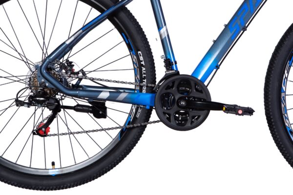 Blå mountainbike med synlig kedja och hjul