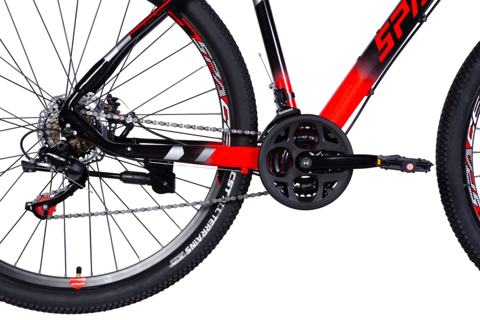 Mountainbike med röd och svart ram, närbild.