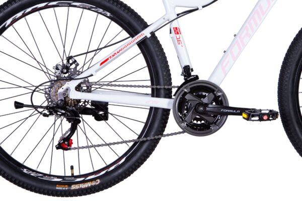 Vit mountainbike-cykel närbild av kedja och däck.