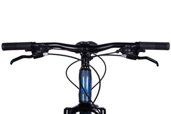 Närbild på cykelstyre med bromshandtag och kablar.