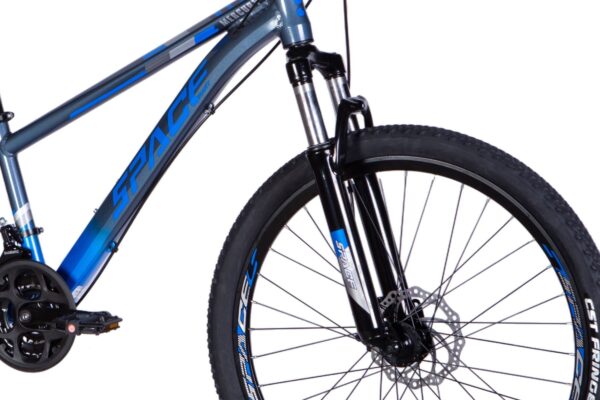 Blå mountainbike med framhjulsfjädring och skivbromsar.