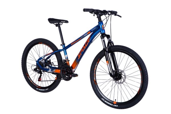 Blå och orange mountainbike på vit bakgrund