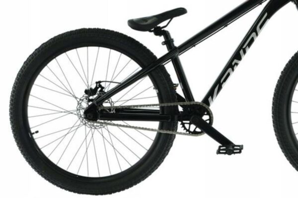 Svart mountainbike med stor framhjul och kedja