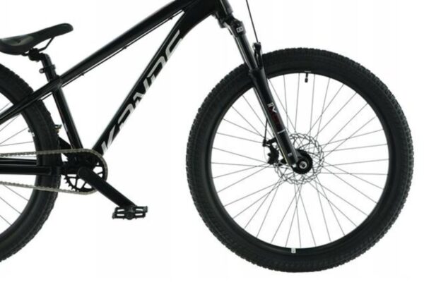 Svart mountainbike framhjul och ram i närbild.