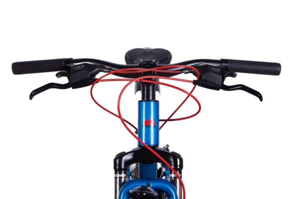 Cykelstyre med röda kablar mot vit bakgrund.