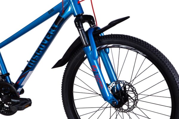 Blå mountainbike med skivbromsar och dämpad framgaffel.