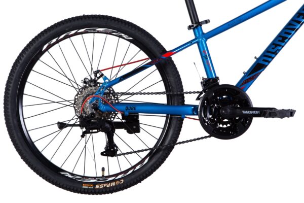 Blå mountainbike bakre hjul och ram med växlar.