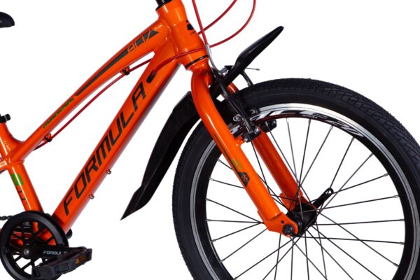 Orange cykel med svarta detaljer framifrån.