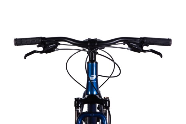 Blå cykelstyre med bromshandtag och kablar.