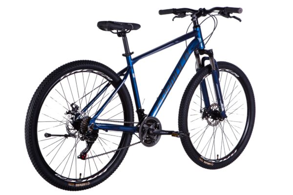 Blå mountainbike med robust ram och däck.