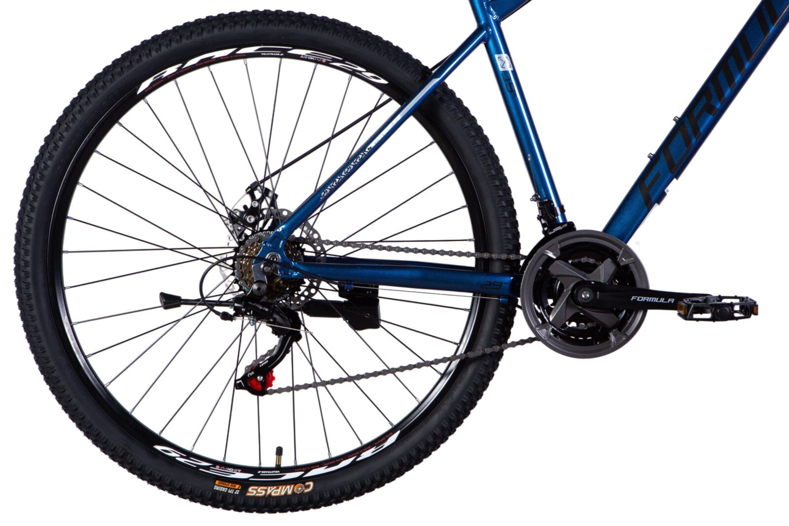 Mountainbike med blå ram och svarta hjul