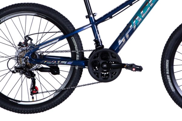 Blå mountainbike med stora däck och kedja