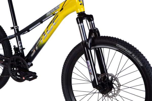 Mountainbike med gula detaljer och terrängdäck.
