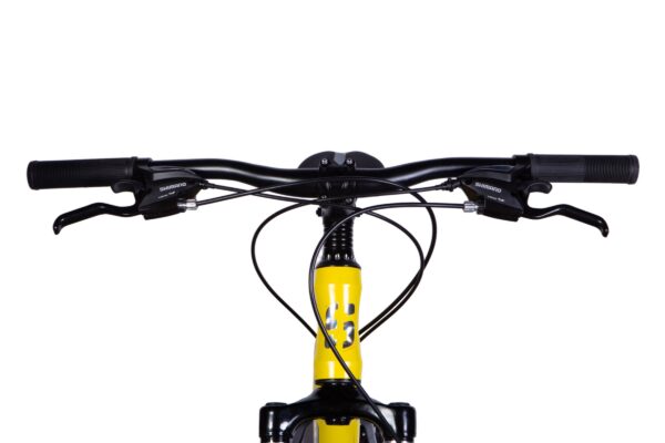 Cykelstyre med bromshandtag, närbild på Shimano komponenter.