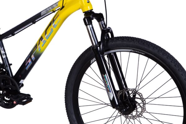 Närbild av gul och svart cykelram och hjul