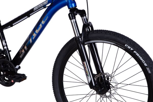 Blå mountainbike med svart ram och stötdämpare.