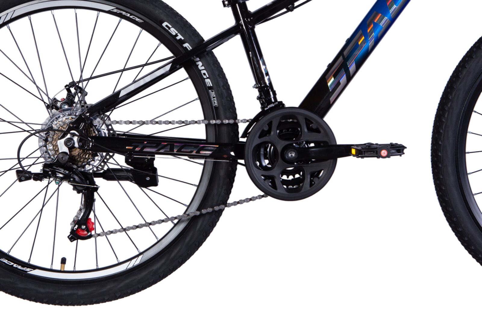 Svart cykelkedja och pedaler på en cykel.