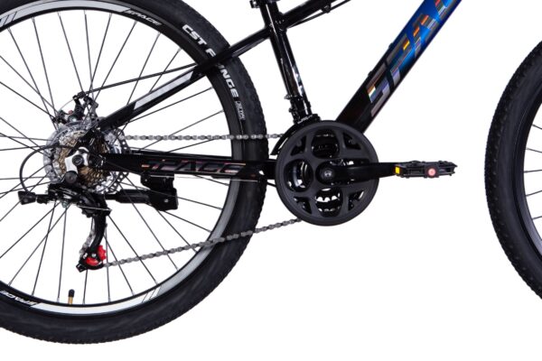 Svart cykelkedja och pedaler på en cykel.